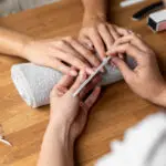 manos-sosteniendo-la-lima-de-unas-de-cerca