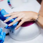 proceso-de-fabricacion-de-tratamiento-de-unas-de-manos-femeninas-hermosas-taladro-de-lima-de-unas-profesional-en-accion-concepto-de-cuidado-de-la-belleza-y-las-manos