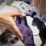 profesional-del-arte-de-las-unas-trabajando-en-las-unas-de-los-clientes